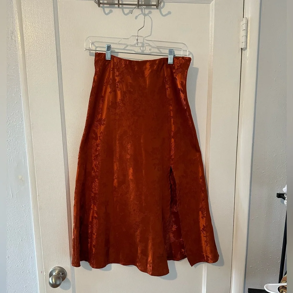 Floral midi slip skirt with side slit. - Picture 7 of 7